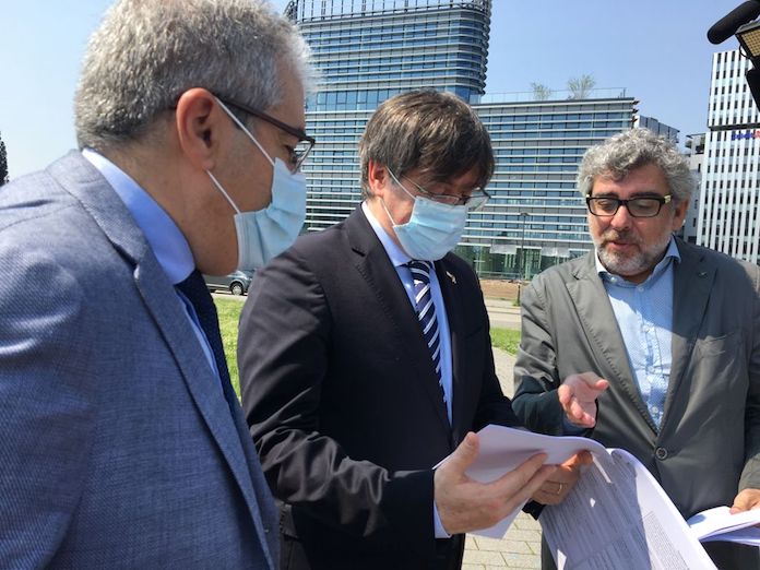 Francesc Homs, Carles Puigdemont i Jordi Pina davant del Parlament Europeu a Estrasburg aquest dijous | Foto: Regina Laguna