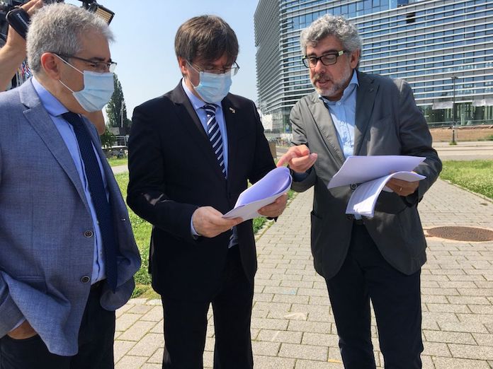 Francesc Homs, Carles Puigdemont i Jordi Pina davant del Parlament Europeu a Estrasburg  | Foto: Regina Laguna