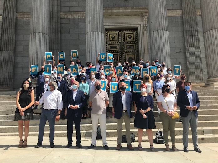 La Plataforma per un Finançament Just es concentra davant del Congrés per exigir la reforma del finançament autonòmic