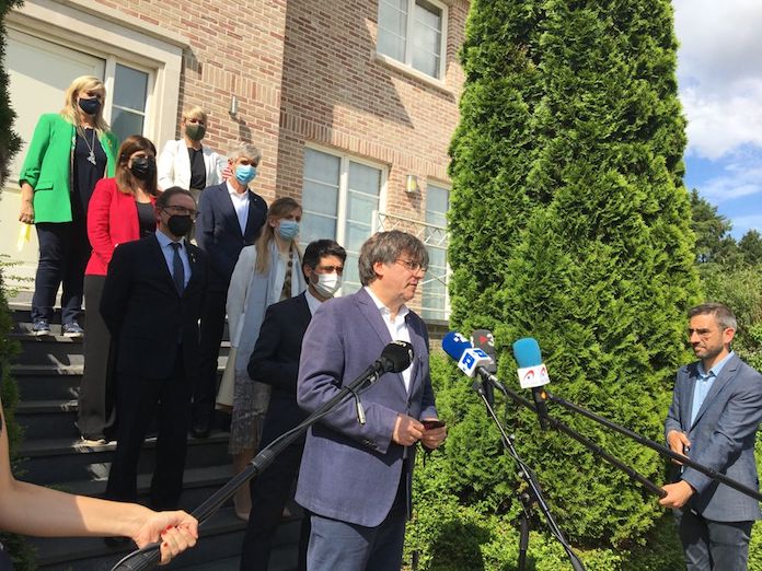 Carles Puigdemont amb els consellers de Junts davant la Casa de la República | Regina Laguna