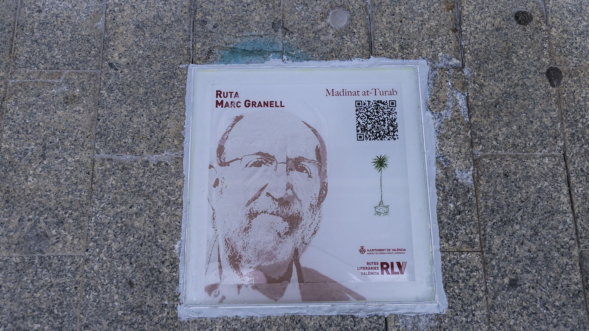 Senyal de la ruta Marc Granell a la Plaça de Manises