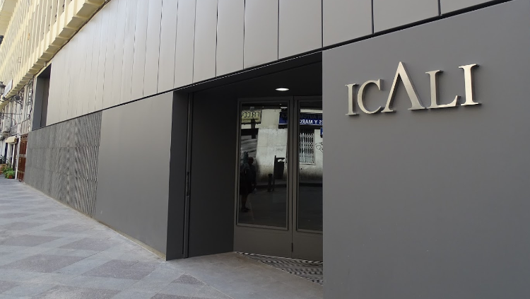 El Col·legi d'Advocats d'Alacant obri expedient a l'administrativa que va exigir comunicar-se en castellà a una professional