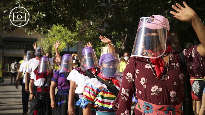 La delegació zapatista arriba a la plaça de la Mare de Déu de València | Foto Mathias Rodríguez