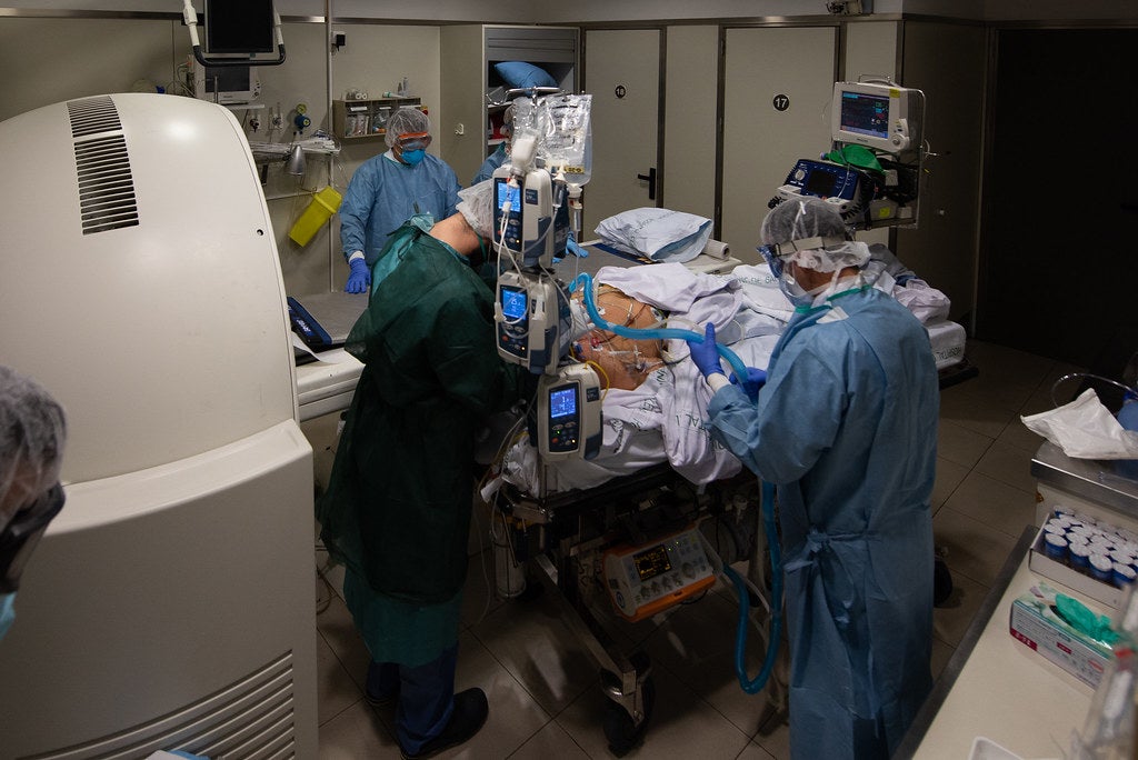 Un estudi amb sanitaris infectats de covid apunta que la immunitat pot durar més d'un any