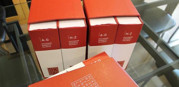 Tal dia com hui del 2001 es va constituir l'Acadèmia Valenciana de la Llengua a les Corts