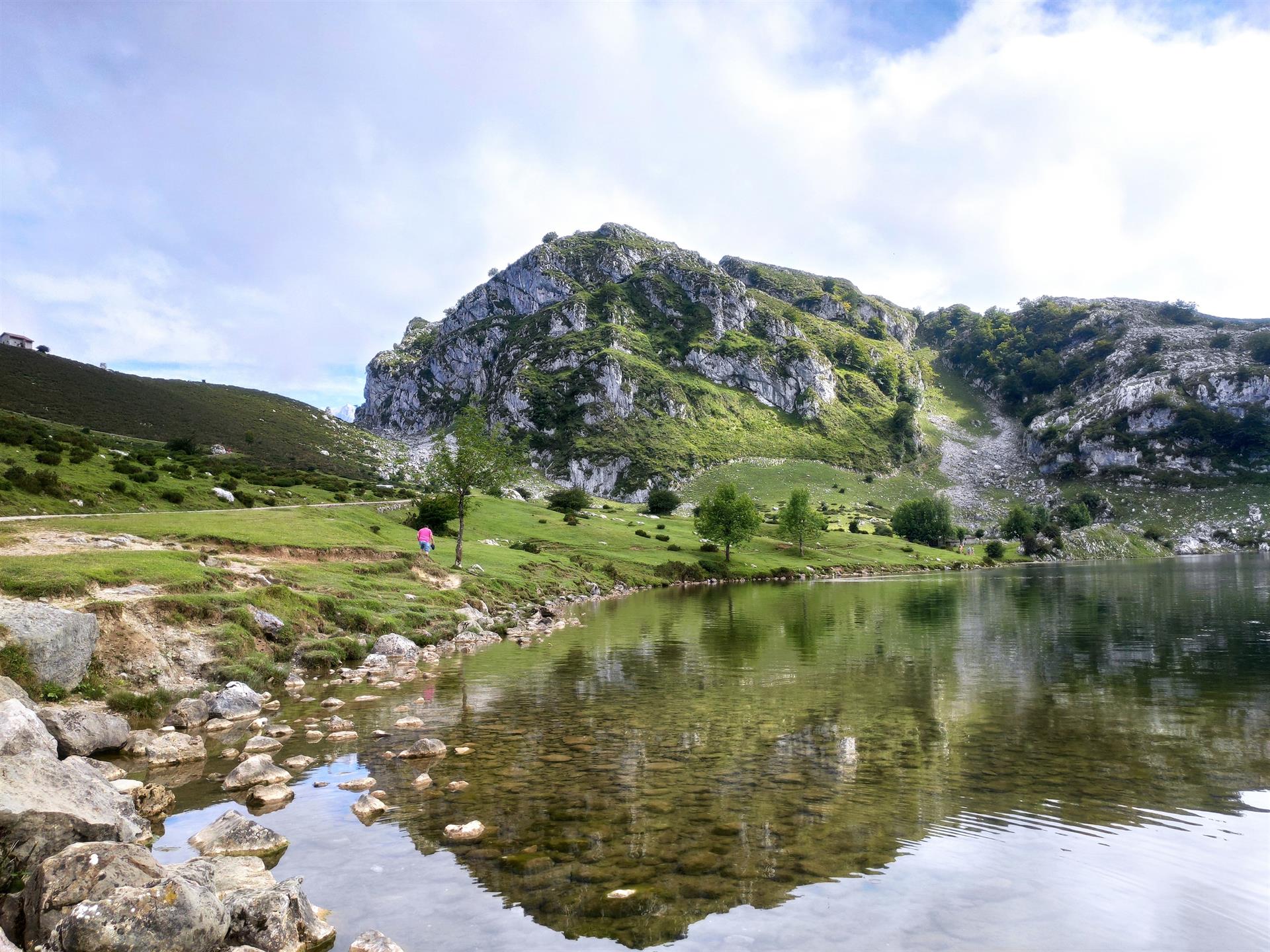 Llac Enol, un dels Lagos de Covadonga, en els Pics d'Europa