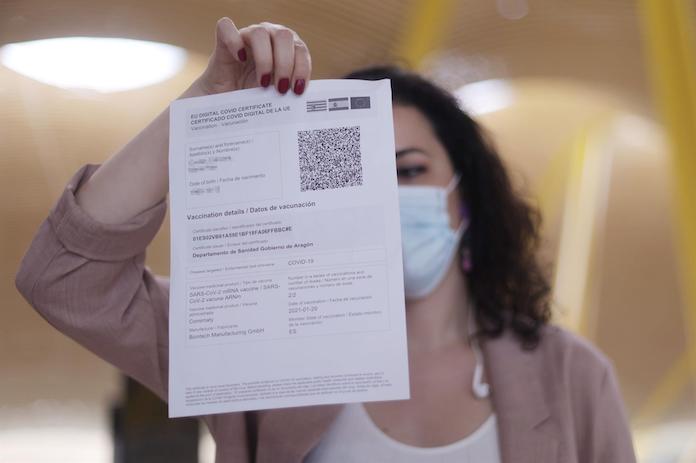 Una dona mostra el certificat COVID Digital de la Unió Europea | Eduardo Parra | EP