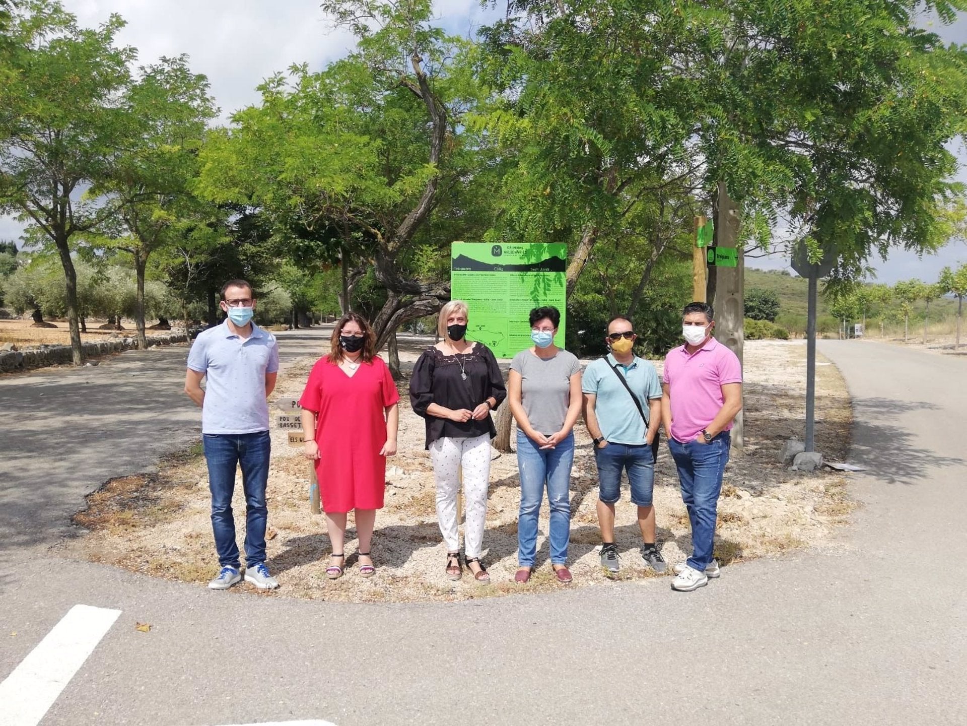 La diputada de Cultura, Ruth Sanz, que ha visitat l'inici d'aquesta ruta a Càlig al costat de l'alcaldessa del municipi, *Ernestina Borrás, regidors, així com el vicepresident tercer de la Diputació de Tarragona, Enric Adell