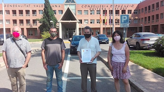 Representants de STEPV i Plataforma per la llengua presenten la petició a la Conselleria d’Educació