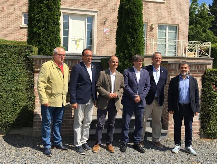 Sànchez, Turull, Rull i Forn visiten Puigdemont a Waterloo | Foto Regina Laguna