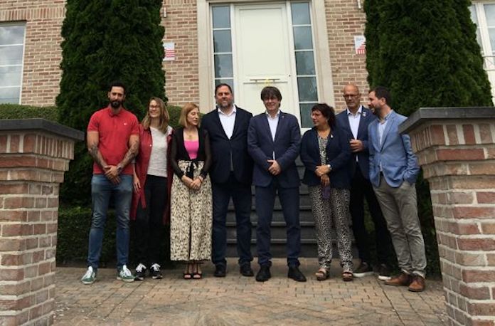 Oriol Junqueras, Carles Puigdemont, Carme Forcadell, Raül Romeva, Dolors Bassa, Meritxell Serret, Toni Comín i Josep Miquel Arenas, àlies Valtònyc, a Waterloo | Foto Regina Laguna