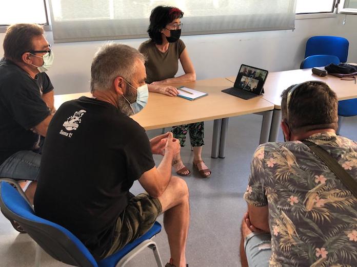 La diputada d'UP al Congrés, Marisa Saavedra, reunida amb representants del sector pesquer