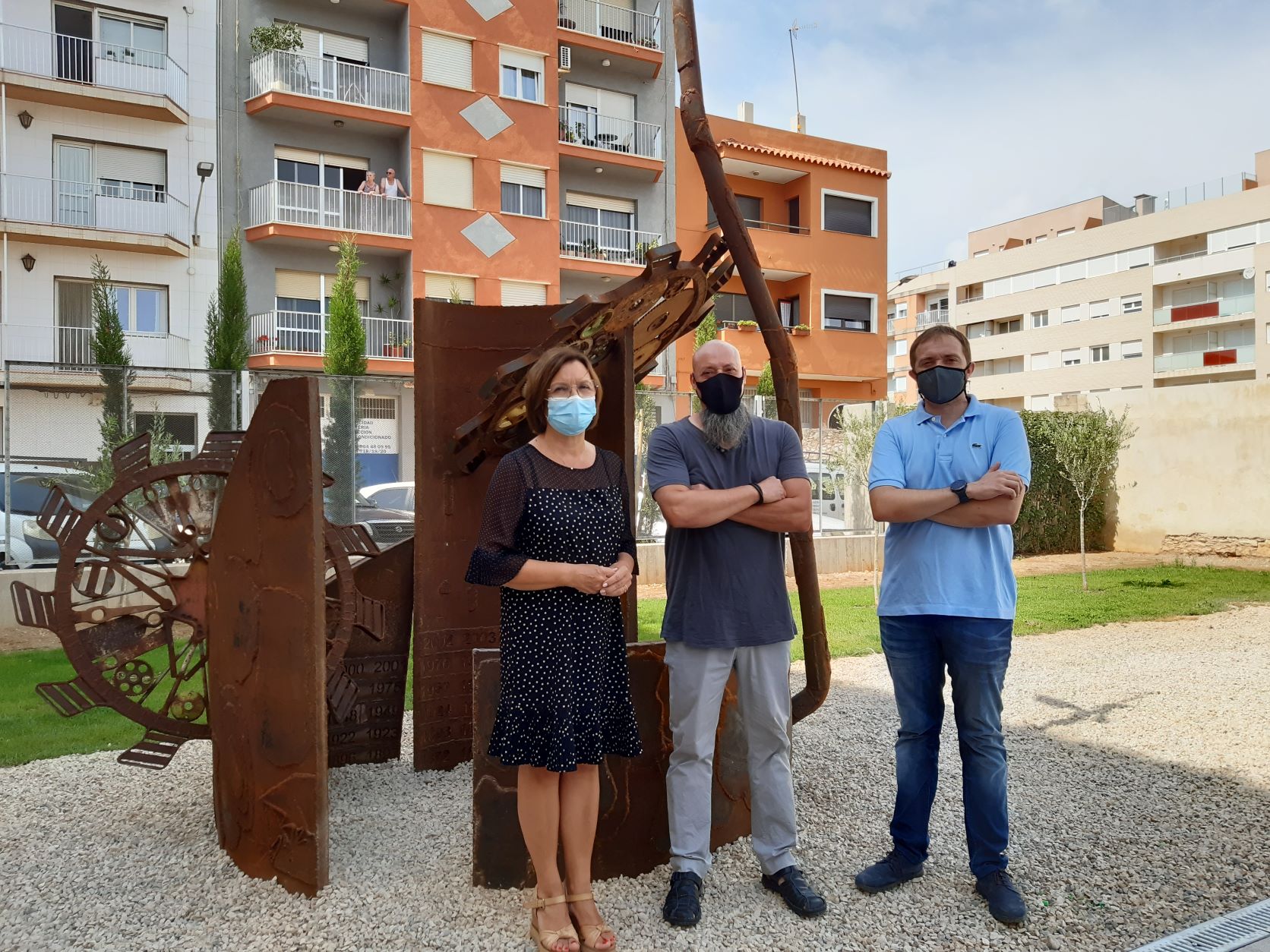 L’alcaldessa de Benicarló, Xaro Miralles, acompanyada del regidor de Cultura, Pedro Manchón, i de l’artista Josep Antoni Garcia Bel ‘Garci’