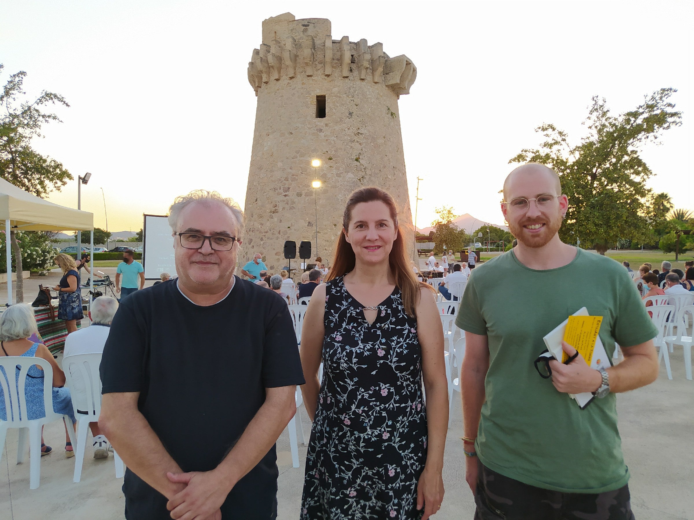 L'editora d'Edicions del Sud, Victoria Pujades, amb els poetes Quim Sanç i Rafael Estrada, durant la celebració del VIII Recital de Poesia i Música en Valencià «Torre de Piles», celebrat el dissabte 8 d'agost al parc de la Torre de Piles.