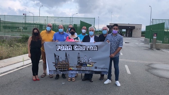 Representants de Compromís i de la Plataforma del Sénia davant de les instal·lacions terrestres del projecte Castor