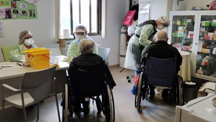 Un tipus de resposta autoimmunitària pot provocar una covid-19 greu en el 20% dels majors de 80 anys contagiats