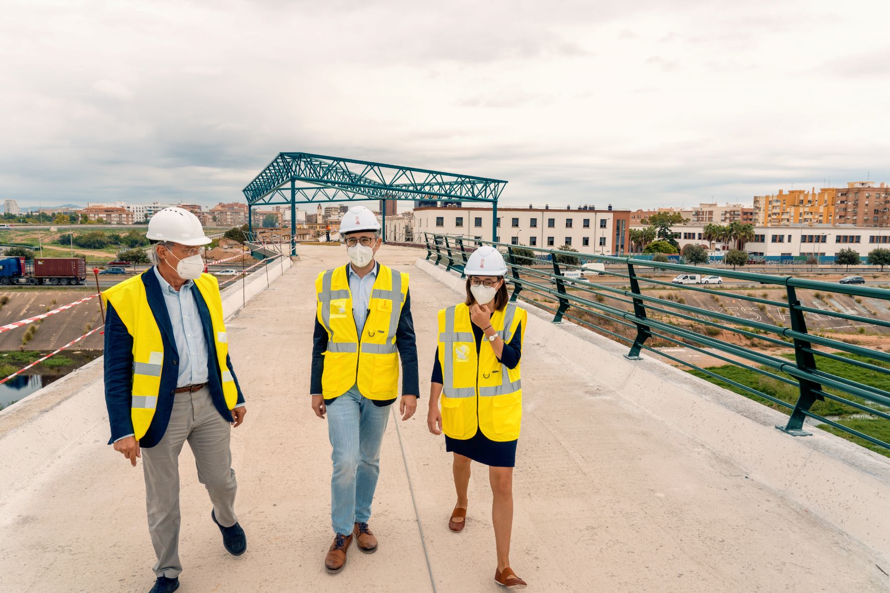 Una nova passarel·la sobre el llit nou del Túria uneix València i l'Horta Sud