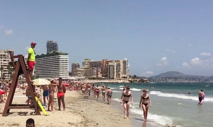 «¡Sinvergüenza! ¡En castellano!»: Un socorrista de Calp maltracta una banyista per parlar valencià