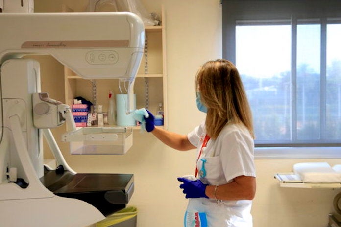 Una sanitària desinfecta un mamògraf abans d'utilitzar-lo de nou per al cribratge o programa de detecció precoç del càncer de mama | Laura Fíguls | ACN