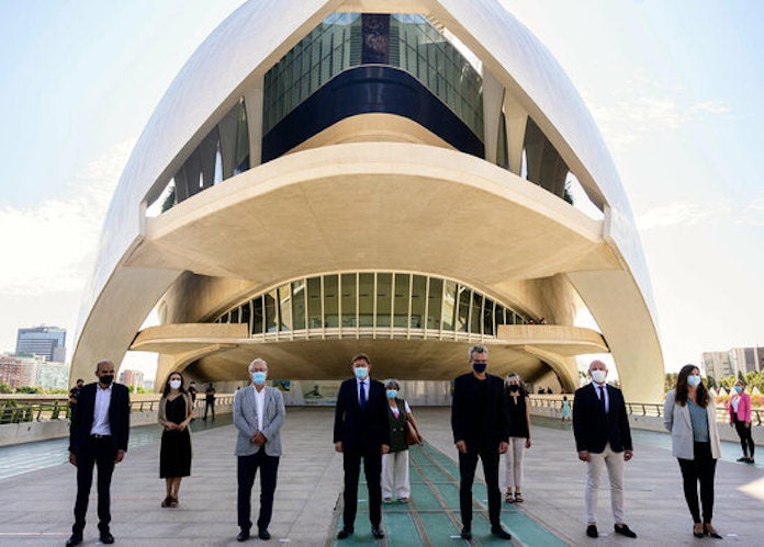 El president de la Generalitat, Ximo Puig, el de l'Acadèmia de Cinema, Mariano Barroso, i diversos alts càrrecs polítics i culturals en la presentació dels Premis Goya 2022