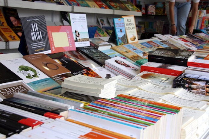 Expositor de la Setmana del llibre en català | Àngela Sànchez | ACN