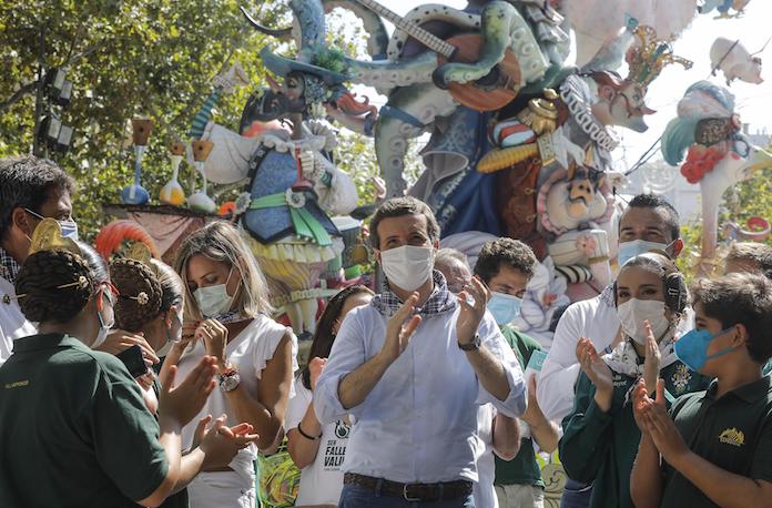 Casado s'envolta de falleres i fallers per fer un acte de campanya anticipat a València