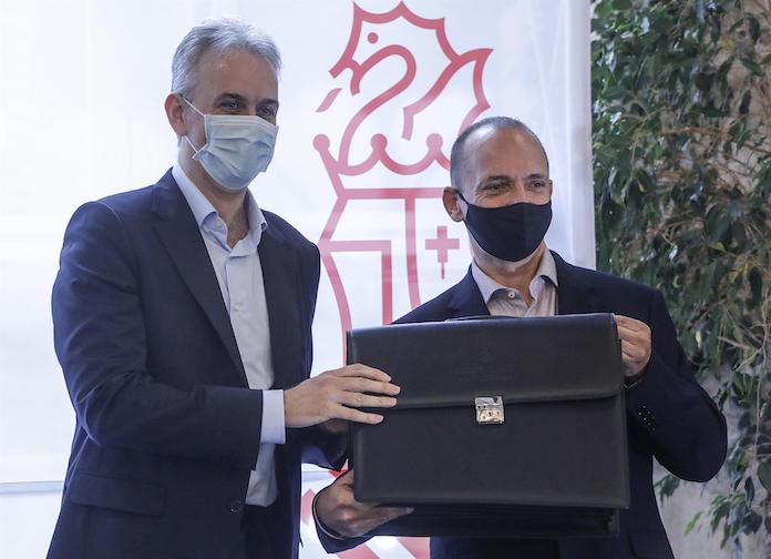 Héctor Illueca i Rubén Martínez Dalmau en l'acte de traspàs de cartera | Rober Solsona | EP