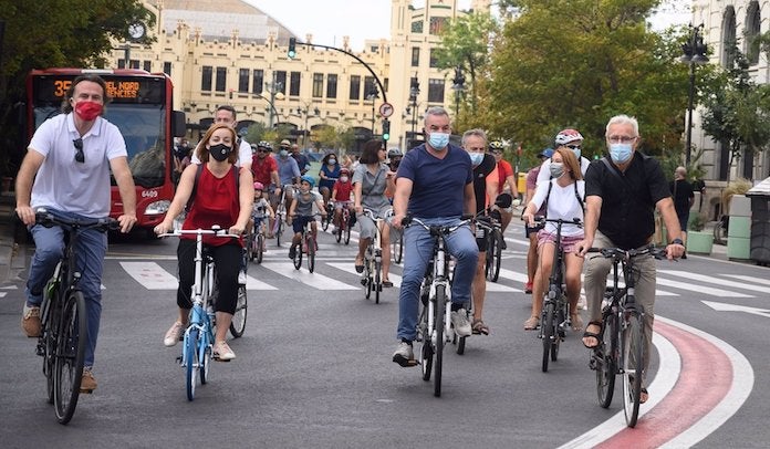 L'alcalde de València, Joan Ribó, arriba en bicicleta a la plaça de l'Ajuntament aquest diumenge