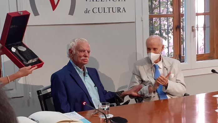 Lluís Miquel i el president de CVC, Santiago Grisolía, durant l'acte de lliurament de la Medalla de la institució | CVC