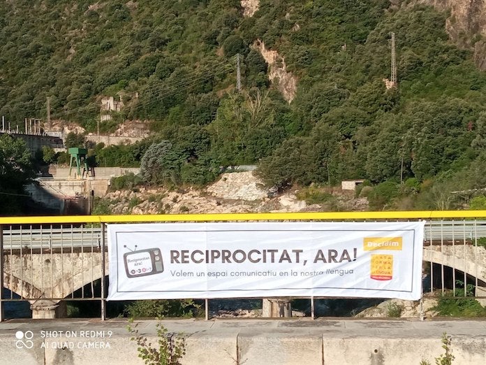 Pancarta de Reciprocitat Ara! a Anglès (la Selva)