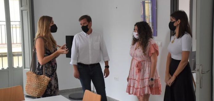 La directora general de l’Institut Valencià de les Dones, Maria Such; el batle de Xàtiva, Roger Cerdà, i la regidora de Dona i Igualtat, Lena Baraza | Ajuntament de Xàtiva