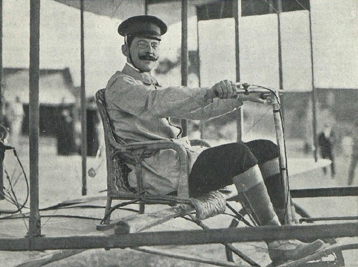 Juan Olivert als comandaments del seu avió el 1909