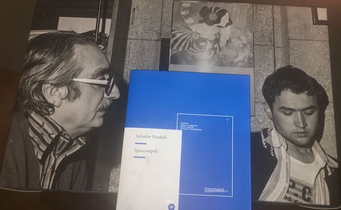 «Spaccanapoli», de Salvador Vendrell, davant d'una foto de Joan Fuster i l'autor del llibre