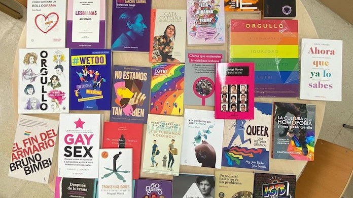 Alguns dels 32 llibres retirats de manera cautelar pel jutjat