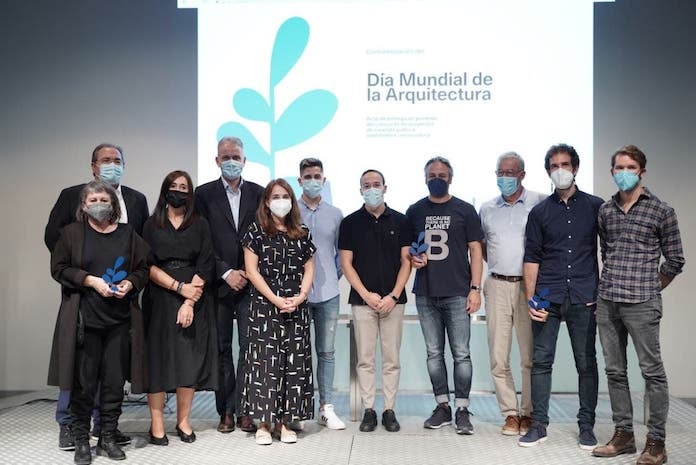 El vicepresident segon i conseller d'Habitatge, Hèctor Illueca, amb els guardonats al Muvim