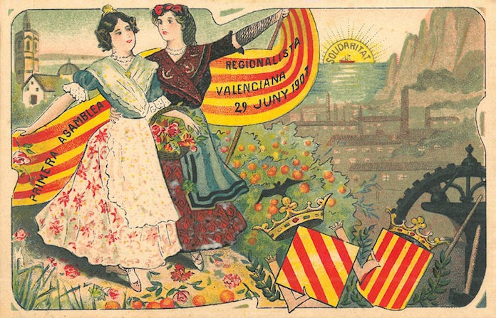 ​  Postal editada amb motiu de la Primera Assemblea Regionalista Valenciana, impulsada per València Nova, que exalta l’agermanament del País Valencià i Catalunya a través d’imatges que simbolitzen l’un i l’altra: la llauradora i la pubilla, el Miquelet i 