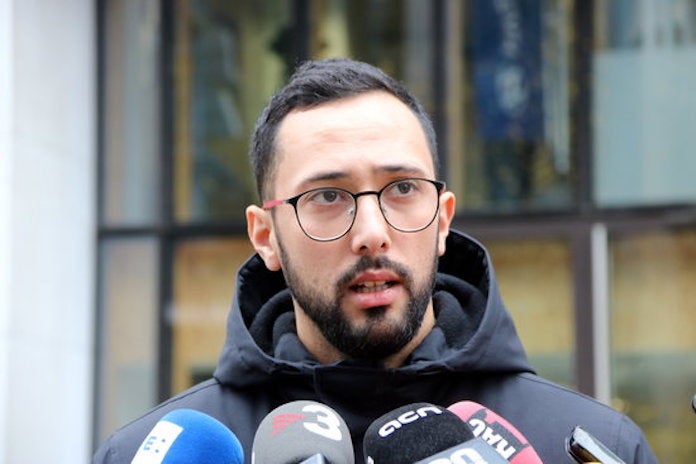 El raper Valtònyc atenent els mitjans de comunicació a Brussel·les el 2019 | Natzaret Romero | ACN