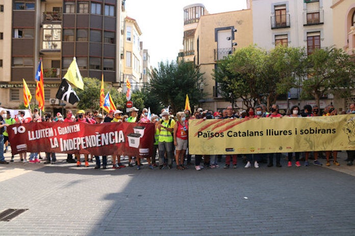 Pla general de les capçaleres de la Marxa Centre a la plaça Parroquial de Vinaròs minuts abans d’arrencar la mobilització | Mar Rovira | ACN