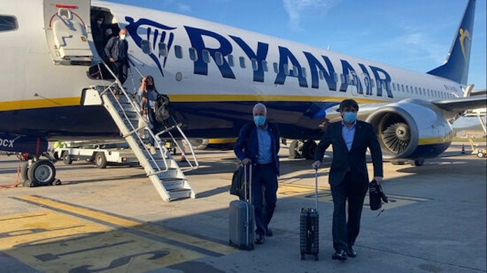 L'expresident Carles Puigdemont i l'exsenador Jami Matamala, eixint de l'avió que els ha portat des de Brussel·les fins a l'Alguer | Natàlia Segura | ACN