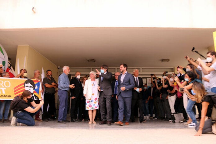 Carles Puigdemont a l'eixida del tribunal de Sàsser, on l'esperaven Toni Comín i Clara Ponsatí | Natàlia Segura | ACN