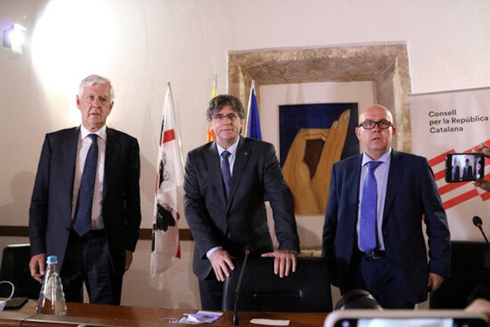 L'advocat italià Agostrino Angelo Marras, l'expresident Carles Puigdemont, i l'advocat Gonzalo Boye a la roda de premsa a l'Alguer | Natàlia Segura | ACN