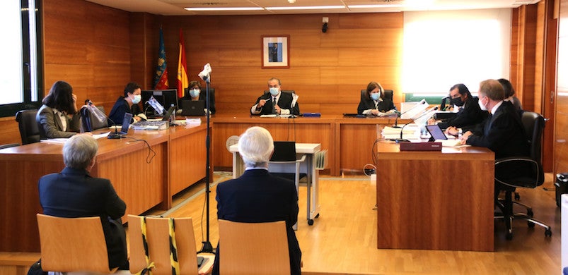 L'expresident d'Escal UGS, Recaredo del Potro (dreta) i l'exconseller delegat, José Luis Martínez Dalmau (esquerra), asseguts al banc dels acusats en la primera jornada del judici del Castor | Jordi Marsal | ACN