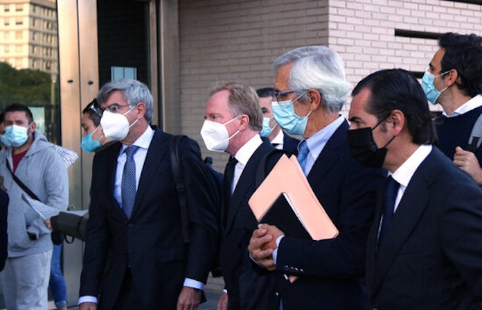 Pla mitjà de l'expresident d'Escal UGS, Recaredo del Potro i l'exconseller delegat, José Luis Martínez Dalmau, a la porta de l'Audiència de Castelló | Jordi Marsal | ACN