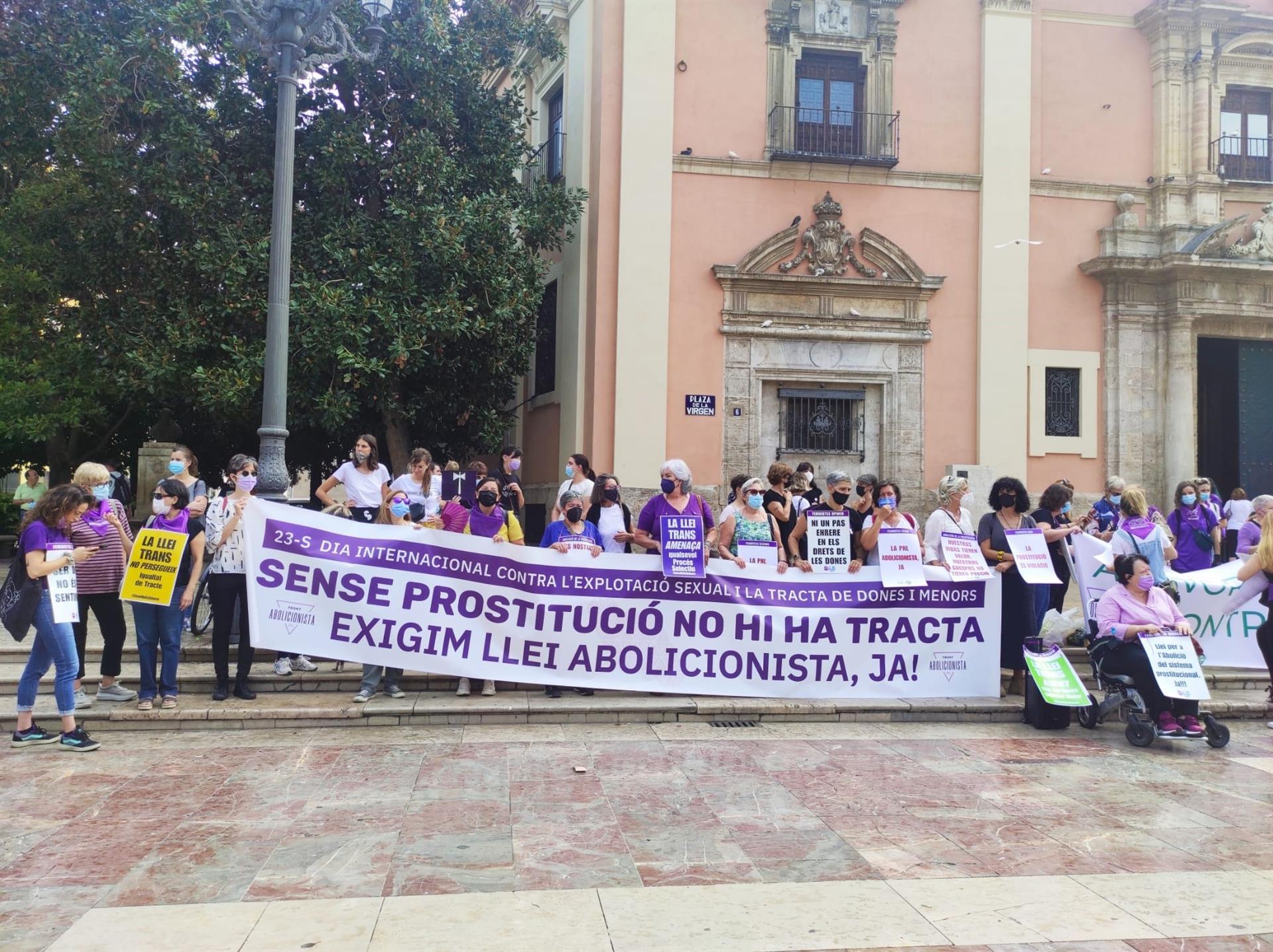 Les Corts insten el Govern a legislar per a abolir la prostitució i el tràfic sexual