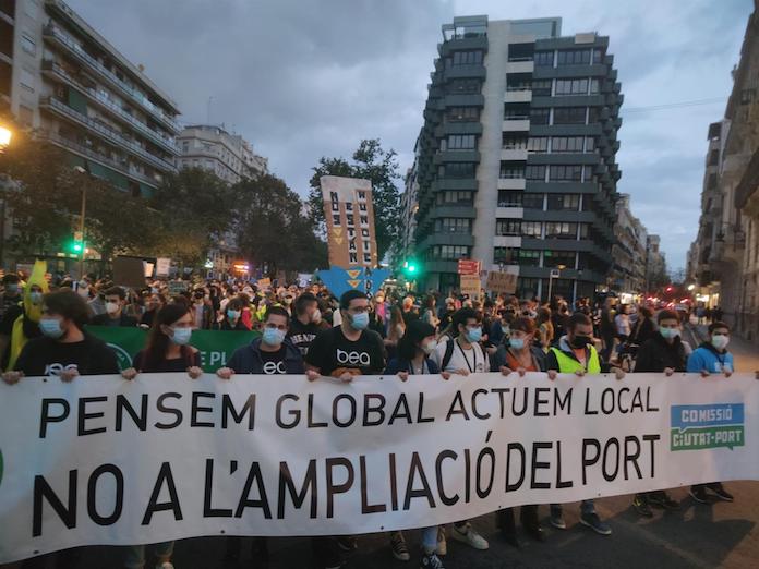 Una multitudinària manifestació exigeix la retirada del projecte d'ampliació del port de València