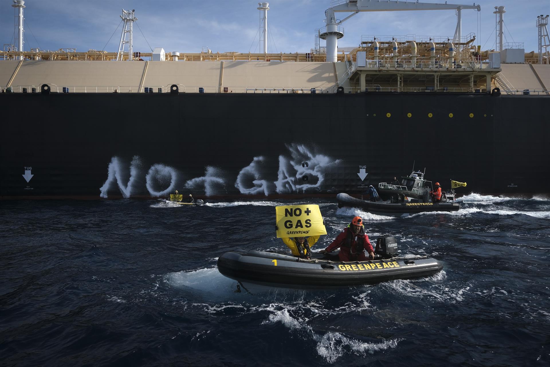Protesta de Greenpeace en el port de Sagunt (València) per a exigir la fi dels combustibles fòssils