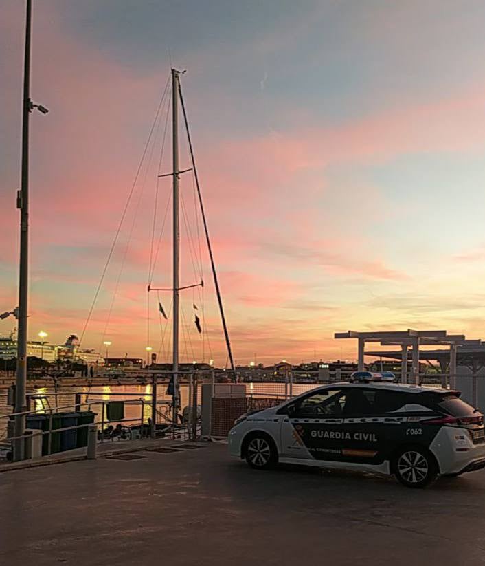 Retiren la pancarta del veler d’Ecologistes en Acció i la Guàrdia Civil identifica la tripulació repetidament