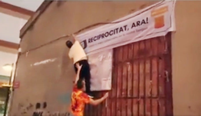 Militants de Vox a Paiporta es graven arrancant una pancarta de la campanya Reciprocitat Ara!