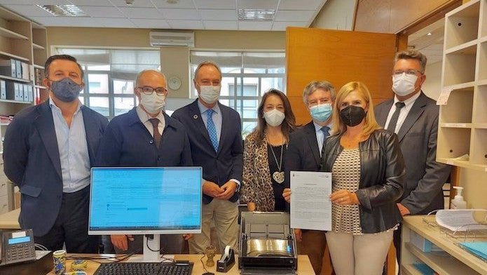 Els senadors valencians del PP presentant la petició a la Mesa de la cambra alta el 20 d'octubre