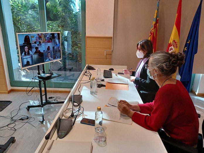 La consellera de Participació, Rosa Pérez Garijo, i la directora general de Participació, Mariaje Pérez Galant